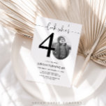 Invitation Regardez qui a 40 ans | Photo 40th Birthday Invita<br><div class="desc">Fêtez votre 40e anniversaire avec un style intemporel en utilisant cette invitation Look Who’s 40! Avec un design élégant et moderne, cette invitation est parfaite pour ceux qui préfèrent la simplicité avec une touche d'élégance. Entièrement personnalisable, vous pouvez facilement ajouter les détails de votre fête pour créer un invitation personnel...</div>