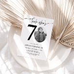 Invitation Regardez qui a 70 ans | Photo 70th Birthday Invita<br><div class="desc">Fêtez votre 70e anniversaire avec un style intemporel en utilisant cette invitation Look Who’s 70! Avec un design élégant et moderne, cette invitation est parfaite pour ceux qui préfèrent la simplicité avec une touche d'élégance. Entièrement personnalisable, vous pouvez facilement ajouter les détails de votre fête pour créer un invitation personnel...</div>