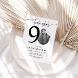 Invitation Regardez qui a 90 ans | Photo 90th Birthday Invita<br><div class="desc">Fêtez votre 90e anniversaire avec un style intemporel en utilisant cette invitation Look Who’s 90! Avec un design élégant et moderne, cette invitation est parfaite pour ceux qui préfèrent la simplicité avec une touche d'élégance. Entièrement personnalisable, vous pouvez facilement ajouter les détails de votre fête pour créer un invitation personnel...</div>