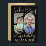 Invitation Regardez qui est 50 Black & Gold Anniversaire Part<br><div class="desc">Regardez qui a 50 ans ! Famille Invitation et amis à une élégante célébration du cinquantième anniversaire pour lui ou elle avec personnalisation 2 invitations de fête photo. Les images et le libellé de ce modèle sont simples à personnaliser. (CONSEIL EN MATIÈRE DE PLACEMENT D'IMAGE : Une façon simple de...</div>