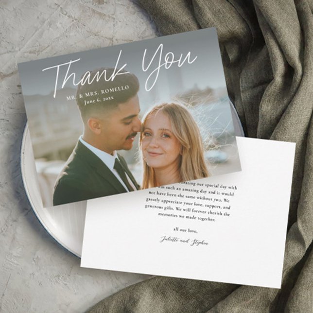 Invitation Remerciement de mariage photo simple écriture mode (Modern script photo wedding thank you card with full bleed photo typography overlay.)