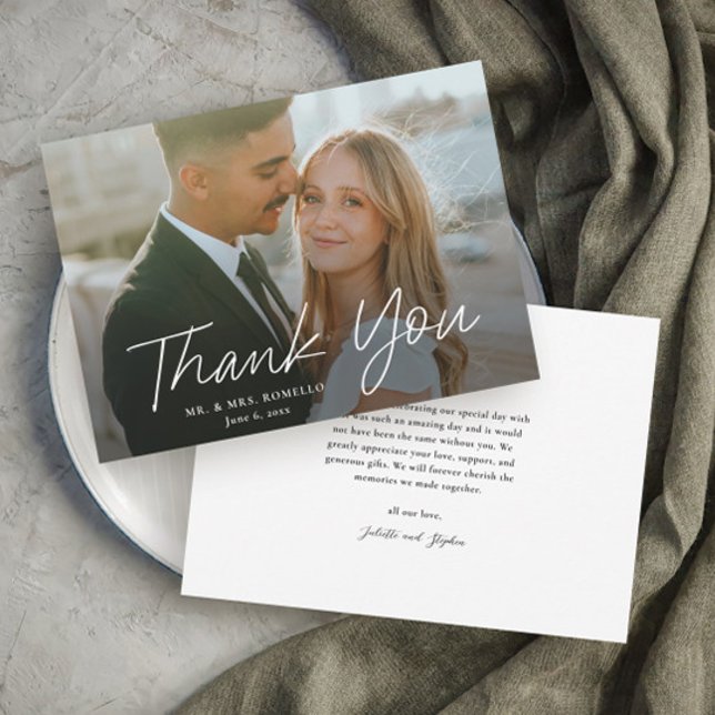 Invitation Remerciement de mariage photo simple écriture mode (Modern script photo wedding thank you card with full bleed photo typography overlay.)