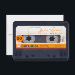 Invitation Retro cassette Cassette 60e anniversaire Fête Invi<br><div class="desc">Vieux ruban à cassette ou cassette audio pour personnaliser avec votre nom et votre date. Conception sur une invitation à carte ronde plate avec des textes pour 60ème anniversaire fête de personnaliser. Vous pouvez facilement modifier le texte (police, couleur, taille et position) en cliquant sur le bouton personnaliser. Anniversaire correspondant...</div>
