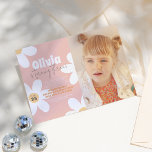 Invitation Retro Daisy Boho Super Girl Photo Anniversaire<br><div class="desc">Célébrez leur prochain jalon avec ce design amusant des années 70 avec une photo de la fille d'anniversaire, et son nom dans la typographie de police grand et super avec son âge en dessous dans l'écriture moderne. Il y a des fleurs de marguerite blanches sur un arrière - plan rose-roux....</div>