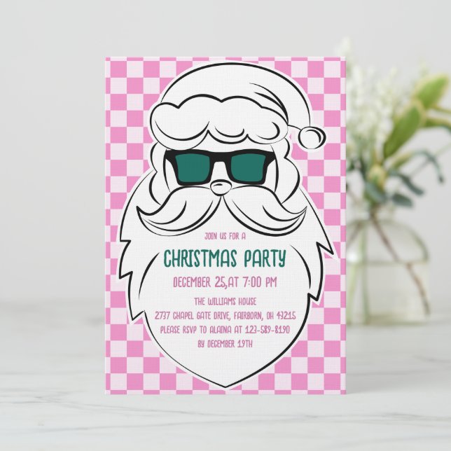 Invitation Retro Groovy Pink Checkered Santa Claus Christmas  (Debout devant)