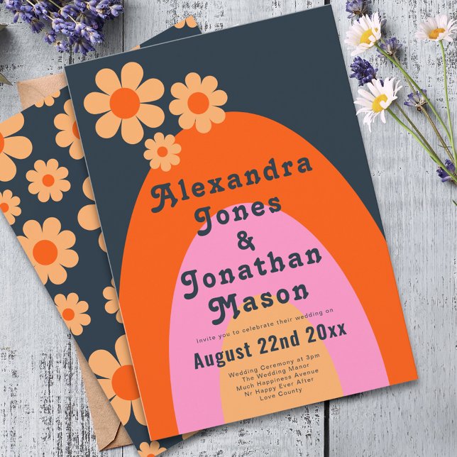 Invitation Retro les années 70 Mariage moderne (Modern retro daisy arch groovy typography navy blue orange pink and yellow wedding invitation )