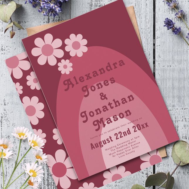 Invitation Retro les années 70 moderne Bourgogne rose Mariage (Modern retro daisy arch groovy typography pink wedding invitation )