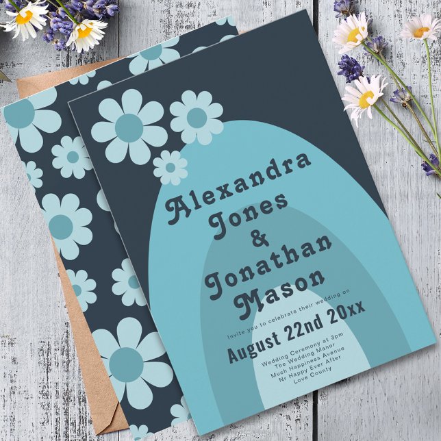 Invitation Retro les années 70 moderne Mariage bleu (Modern retro daisy arch blue groovy typography wedding invitation )