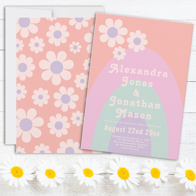 Invitation Retro les années 70 moderne Pastel Mariage (Retro 70s vintage daisy arch pastel wedding invitation with groovy typography )