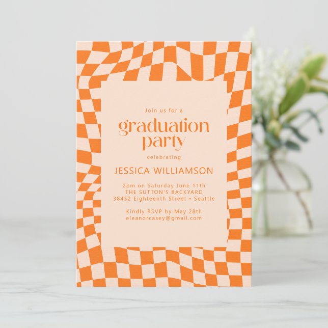 Invitation Retro Orange Abstrait Checkerboard Graduation (Debout devant)
