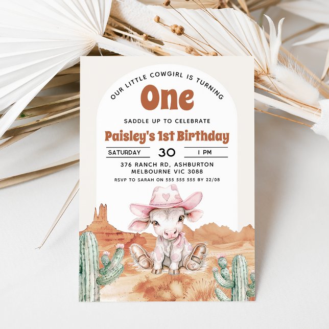 Invitation Retro Pink Cow Cowgirl Wild West 1er anniversaire (Cow cowgirl themed 1st birthday invitation with cow, pink cowgirl hat, desert and retro text.)