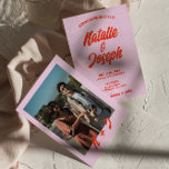 Invitation Rétro rose orange brillant Funky Bold Mariage uniq<br><div class="desc">Ce faire-part de mariage est parfait pour votre mariage si vous recherchez un design unique et facile à éditer.Une élégante invitation minimaliste simple et minimaliste de modèle mariage blanc violet. Ce qui présente un arrière - plan rose vintage clair. Et orange super les années 70 prénoms de mariée et de...</div>