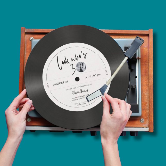 Invitation Retro vinyl record look who’s 30, 30th birthday in (Créateur téléchargé)