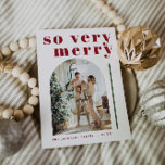 Invitation RILEY Bold So Very Joyeux Arch Christmas Card<br><div class="desc">Cette carte de noël comporte une police contemporaine audacieuse avec les mots "tellement joyeux" et une fente photo voûtée pour votre photo de famille. Modifiez toutes les couleurs et le libellé pour répondre à vos besoins. Cette carte de vacances festive verte et rouge est parfaite pour la famille minimaliste des...</div>