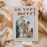 Invitation RILEY Retro So Very Joyeux Arch Christmas Card<br><div class="desc">Cette carte de noël dispose d'une police rétro audacieuse avec les mots, "tellement joyeux" et une fente photo voûtée pour votre photo de famille. Modifiez toutes les couleurs et le libellé pour répondre à vos besoins. Cette carte bohème en terre cuite et crème est parfaite pour la famille unique des...</div>