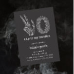 Invitation RIP Années 20 Skeleton Funeral 30th Birthday<br><div class="desc">Ce design drôle mais éffrayant présente un thème funéraire avec une main squelette en arrière - plan noir. Personnalisez l'invitation avec vos détails et si vous voulez réorganiser le style et le placement du texte, veuillez appuyer sur le bouton "Cliquez pour customiser plus loin". Pour plus de produits dans le...</div>