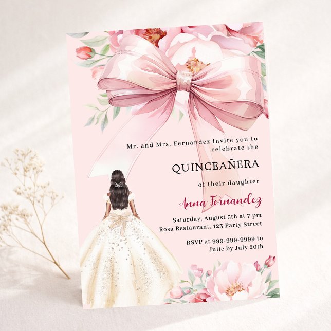 Invitation Robe florale à noeud rose blush pour Quinceanera (Créateur téléchargé)