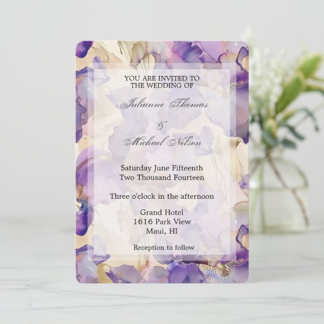 Invitation Romantique violet or Iris Mariage Floral (Debout devant)