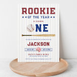 Invitation Rookie de l'année 1er Anniversaire Baseball<br><div class="desc">Préparez-vous à célébrer le grand jour de votre petite salope avec notre invitation de premier anniversaire "Rookie of the Year"! Cette invitation au baseball présente une palette de couleurs classique rouge et bleu qui impressionne tous vos invités. L'avant de l'invitation affiche fièrement "Notre petit lugger est à 1 !" en...</div>