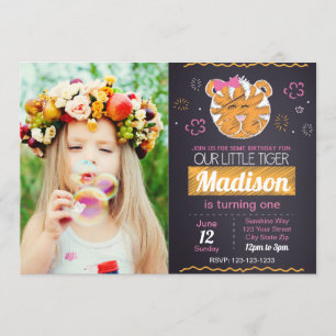 Invitation rose d'anniversaire de tigre avec la