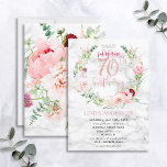 Invitation Rose  de couronnes roses Marbre d'or Surprise 70e<br><div class="desc">Mains bas ma conception préférée à ce jour, cette magnifique invitation d'anniversaire surprise présente LES plus beaux flores d'aquarelle que j'ai jamais vu - tellement réalistes qu'ils ressemblent à des photos ! Une couronne de pivoines roses et astilbe, dahlias, boules d'allium, branches d'eucalyptus, et un délicat chrysanthème bordeaux entourent un...</div>
