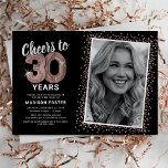 Invitation Rose Gold salue à 30e anniversaire Photo<br><div class="desc">Elégante invitation de fête du trentième anniversaire avec un arrière - plan noir élégant qui peut être changée à n'importe quelle couleur, une photo de la fille / garçon anniversaire, parties scintillant brillante or rose, trente ballons d'hélium en or rose, et un texte de célébration du 30ème anniversaire moderne qui...</div>