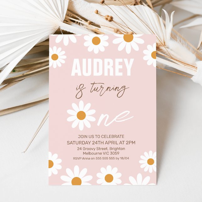 Invitation Rose Orange Retro Girls Daisy 1er anniversaire (White and orange daisy 1st birthday invitation with a pink background and brown text.)