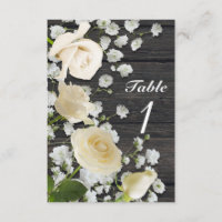 Roses blanches et gypsophile sur un numéro de tabl