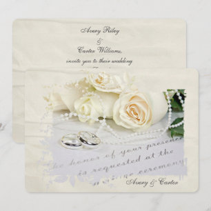 Invitation roses et anneaux blancs sur l'invitation de mariag
