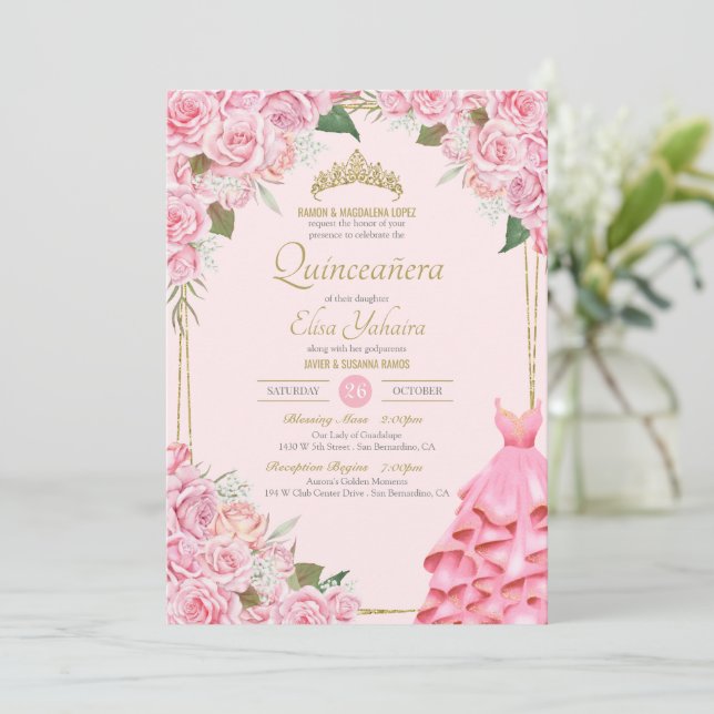 Invitation Roses roses douces Blush et or Floral Quinceañera (Debout devant)