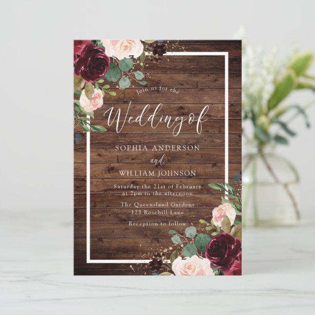 Invitation Rouge Bourgogne et Mariage Floral Rustique Bois (Debout devant)