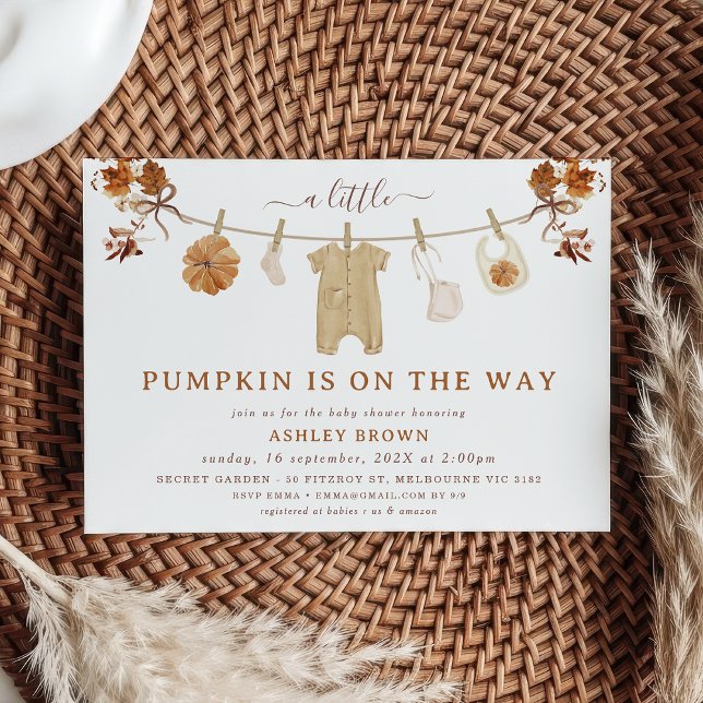 Invitation Rouge Brown en tissu beige baby shower d'automne (Boho Clothesline Fall Baby Shower Invitation Template, Fall Baby Shower Invitation With Clothesline)