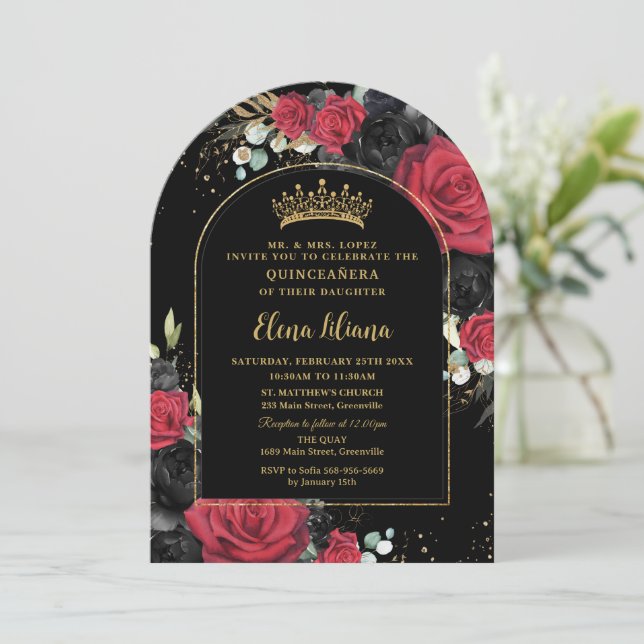 Invitation Rouge noir Rose Floral Quinceanera Sweet 16 Arc (Debout devant)