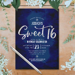 Invitation Royal Blue Argent Script Bold Sweet 16 Anniversair<br><div class="desc">"Bonne Douce 16". Faites-nous parvenir cette invitation à une fête spectaculaire, étonnante, simple, festive, moderne, personnalisée pour un événement à retenir. Le script de typographie de faux feuillard argenté scintillant recouvre un arrière - plan d'aquarelle bleu roi profond sophistiqué. Personnalisez le texte personnalisé avec le nom de votre fille ainsi...</div>