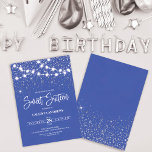Invitation Royal Blue Silver Parties scintillant étincelles l<br><div class="desc">Cette majestueuse et glamour invitation d'anniversaire sweet sixteen est parfaite pour la fille fille. Il présente des brins lumineux suspendus au-dessus de confettis de parties scintillant brillant en argent faux imprimé sur un arrière - plan abstrait bleu royal inspiré des étoiles dans le ciel nocturne. C'est joli, chic, moderne, tendance...</div>