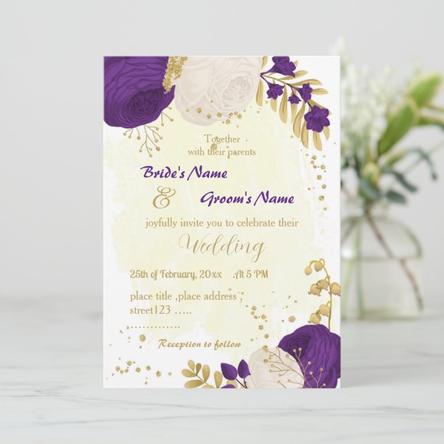 Invitation royal violet blanc fleurs or mariage (Debout devant)