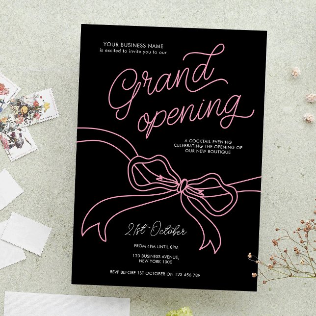 Invitation Ruban à main unique noir rose grand ouverture (Modern pink and black business grand opening invitation with pink bow illustration on the front)
