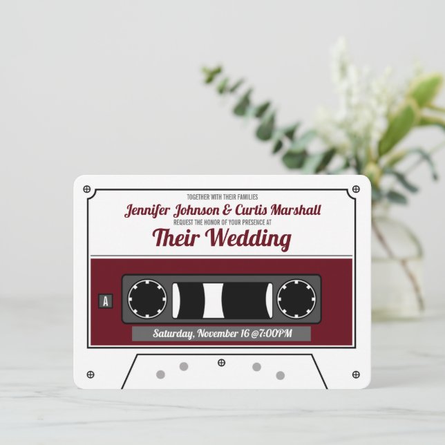 Invitation Ruban de cassette rétro rouge vin mariage  (Debout devant)