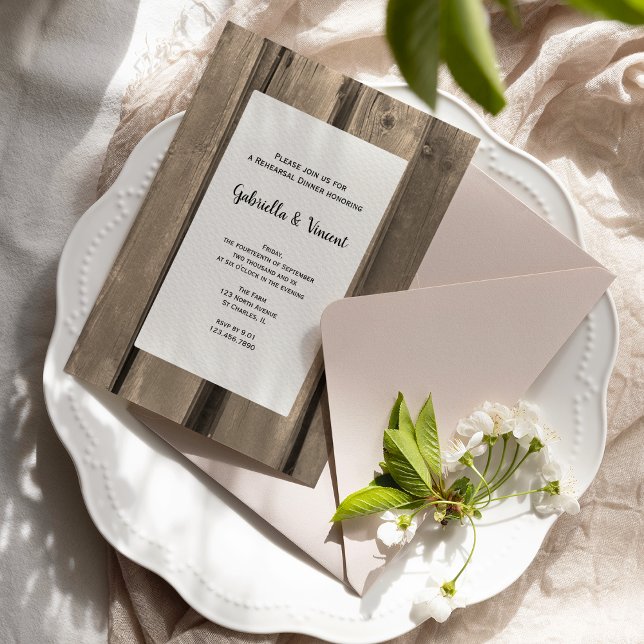 Invitation Rustic Country Grange Bois Mariage Dîner de répéti (Invite guests to a casual barn party wedding rehearsal dinner with this charming invitation.)