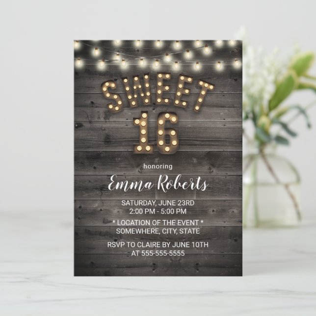 Invitation Rustic Sweet 16 String Lights Grange Bois Annivers (Debout devant)