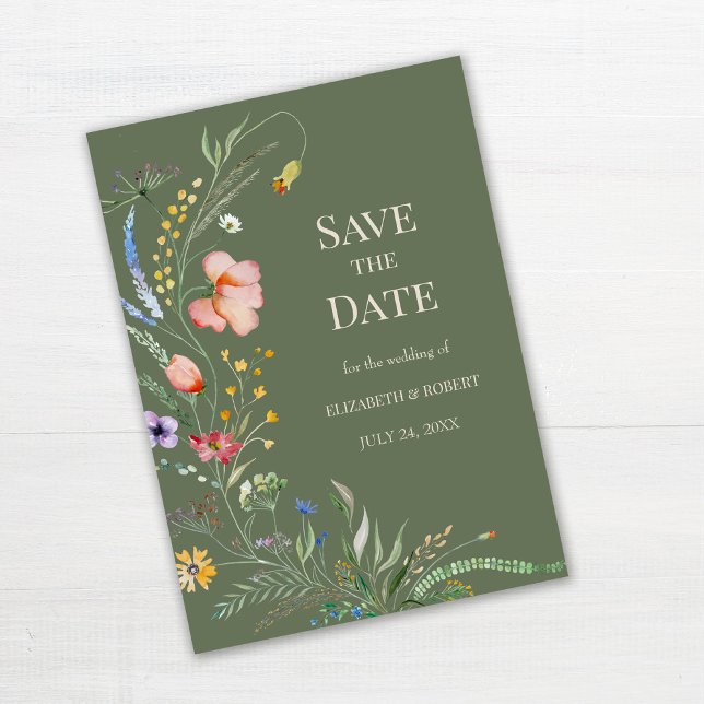 Invitation Sage Green Boho Fleurs sauvages Enregistrer La Car (Sage Green Boho Wildflowers Save The Date Card on white wooden table.)