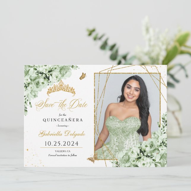 Invitation Sage Green & Gold Quinceañera Enregistrer La Date  (Debout devant)