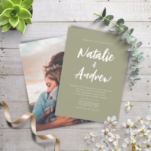 Invitation Sage Green Minimaliste Photo Décontracté Script Ma