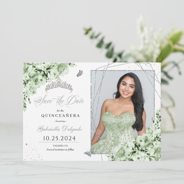 Invitation Sage Green Silver Quinceañera Enregistrer La Date  (Debout devant)