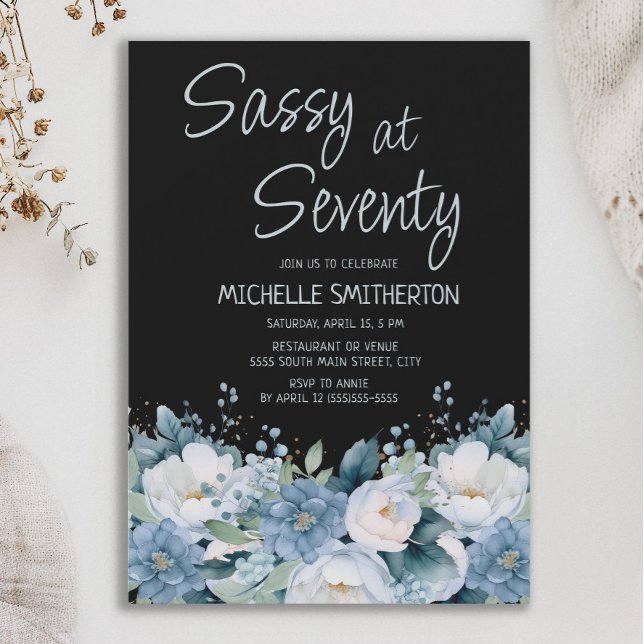 Invitation Sassy à 70 Dusty Bleu Blanc Floral Noir Anniversai (Dusty blue and white floral on black "Sassy at 70" women's birthday party invitation)