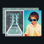 Invitation Science Experiment Flask Chalkboard Photo Annivers<br><div class="desc">Ce cool "attrape ton manteau de laboratoire" science anniversaire d'expérience photo invitation comprend un tableau noir / tableau noir arrière - plan avec une fiole encadrée par une bordure blanche. L'envers est composé d'un arrière - plan turquoise avec des motifs moléculaires. Personnalisez-vous pour répondre à vos besoins. Vous pouvez trouver...</div>
