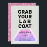 Invitation Science Experiment Flask Neon Rose Girl Anniversai<br><div class="desc">Ce cool "attrape ton manteau de laboratoire" science anniversaire d'expérience invitation pour les filles met en vedette un arrière - plan gris clair avec une fiole. L'envers est composé d'un arrière - plan rose avec des motifs moléculaires. Personnalisez-vous pour répondre à vos besoins. Vous pouvez trouver des produits correspondants dans...</div>