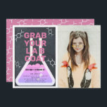 Invitation Science Flask Chalkboard Girl Pink Photo Anniversa<br><div class="desc">Ce cool "attrapez votre manteau de laboratoire" science fête d'anniversaire photo invitation pour les filles dispose d'un tableau noir / tableau noir arrière - plan avec une fiole encadrée par une bordure blanche. L'envers est composé d'un arrière - plan rose avec des motifs moléculaires. Personnalisez-vous pour répondre à vos besoins....</div>