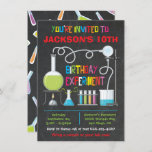 Invitation Science Lab Expérience Anniversaire Fête Invitatio<br><div class="desc">Super mignon et cool,  Science Lab Expérience Anniversaire fêtes béchers,  tube de test,  brûleur de bunsen sur un arrière - plan de tableau noir. Idéal pour le scientifique fou de votre famille ou le nerd scientifique. Idéal pour un garçon ou une fille.</div>