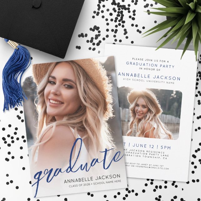 Invitation Script Bleu Photo de Diplômé Diplômé (Blue Trendy Script Graduate Photo Graduation Invitation)